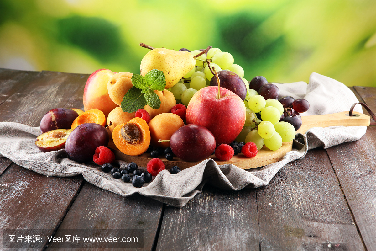 新鲜的夏季水果,苹果,葡萄,浆果,梨和杏