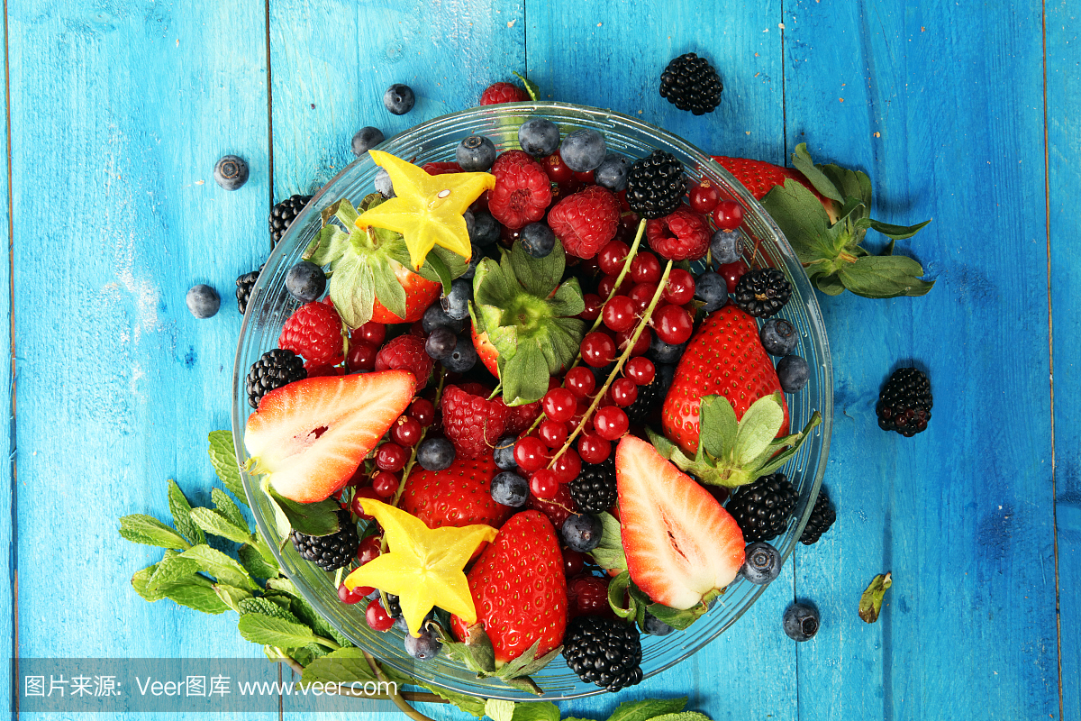 有新鲜水果和浆果的沙拉。健康的春季草莓水果沙拉
