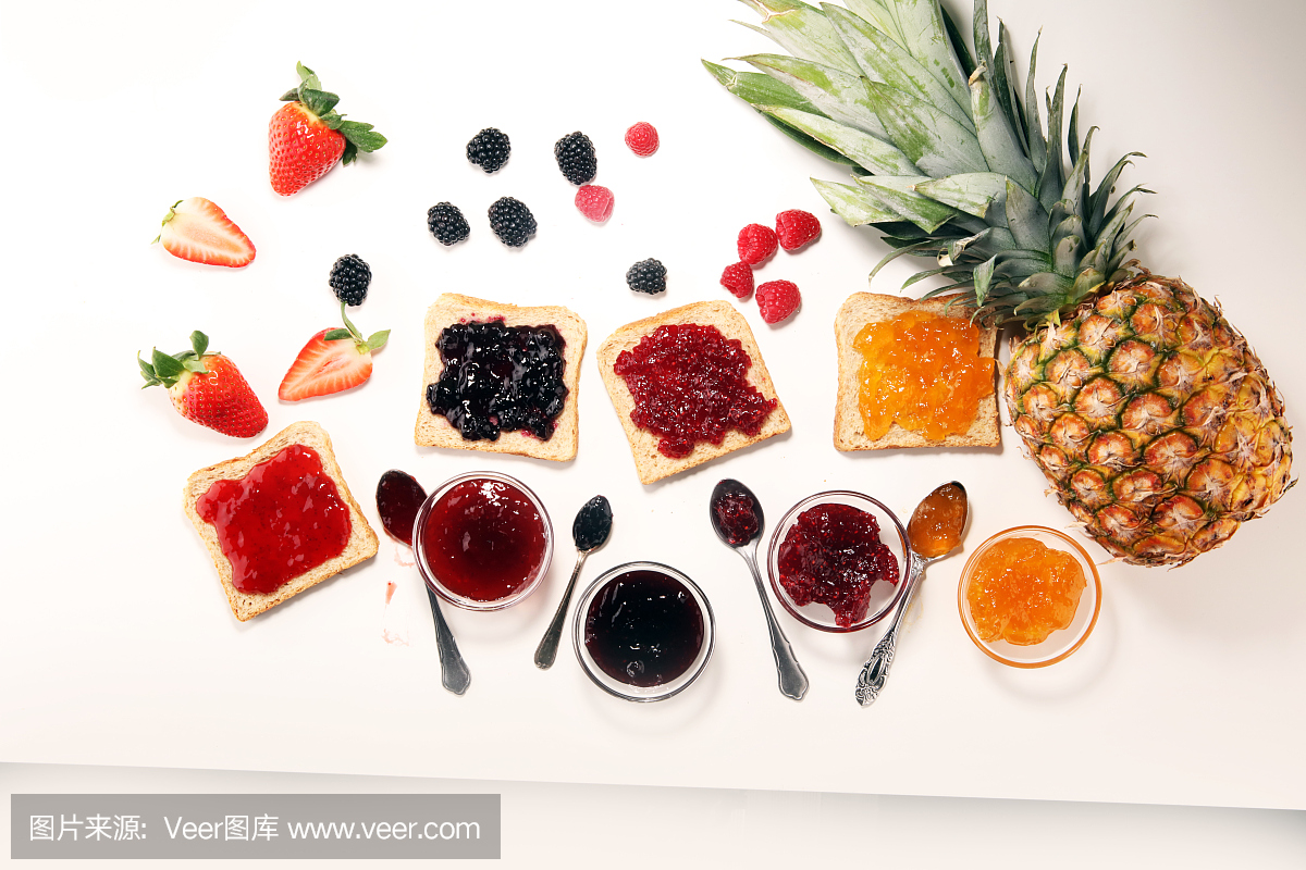 各种果酱,时令浆果,李子,薄荷和水果在玻璃罐中
